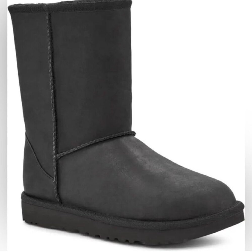 EUC UGG Classic Short II Waterproof Black Leather Boots S/N 1019646K